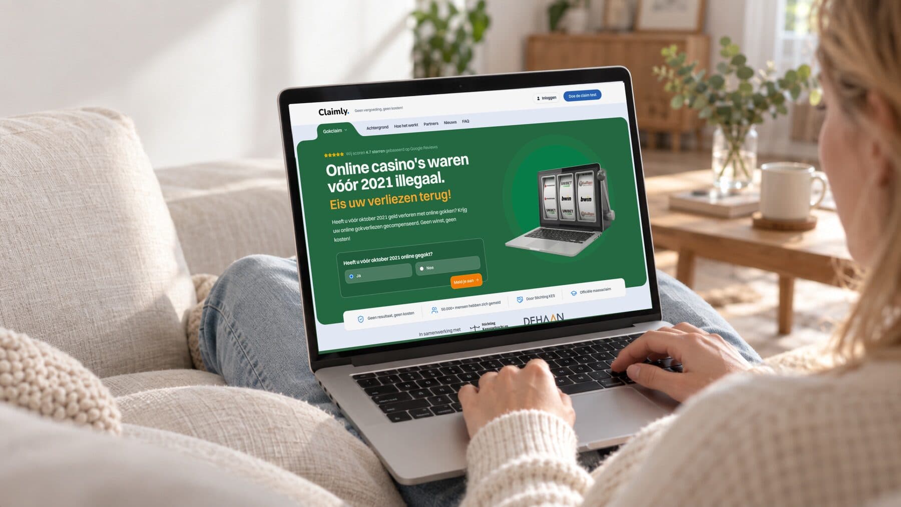 Iemand op de bank met de Gokclaim-website van Claimly op een laptop